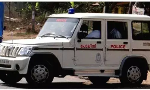 സമരം ചെയ്തിട്ടും രക്ഷയില്ല; കാ​സ​ർ​ഗോ​ഡ് ​സമ​ര​പ്പ​ന്ത​ലി​ല്‍ ക്വാ​റി ഉ​ട​മ വി​ഷം ക​ഴി​ച്ച് ജീ​വ​നൊ​ടു​ക്കാ​ൻ ശ്ര​മി​ച്ചു; നില അതീവ ഗുരുതരമെന്ന് റിപ്പോർട്ടുകൾ