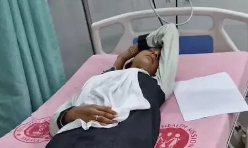 സ്വകാര്യ ബസ്സിന്റെ ഹൈഡ്രോളിക് ഡോറിനിടയില്‍ കുടുങ്ങി വിദ്യാര്‍ഥിനിക്ക് പരിക്ക്; ബസ് നിര്‍ത്താന്‍ തയ്യാറായില്ല; വിജനമായ സ്ഥലത്ത് ഇറക്കിവിട്ടെന്നും പരാതി