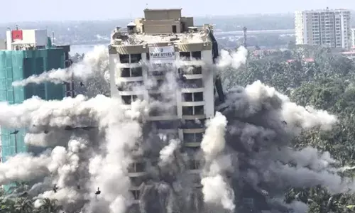 മരടിലെ ഫ്‌ളാറ്റുകള്‍ക്ക് എതിരായ കേസ് കനത്ത പിഴ ഈടാക്കി തീര്‍പ്പാക്കേണ്ടിയിരുന്നു; സുപ്രീം കോടതി ജഡ്ജിയുടെ നിരീക്ഷണം ഫ്‌ളാറ്റുകള്‍ പൊളിച്ചുനീക്കിയതിലെ നഷ്ടപരിഹാര കേസ് പരിഗണിക്കുന്നതിനിടെ