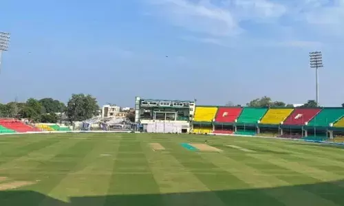 ആരാധകര്‍ ആവേശത്തോടെ തുള്ളിച്ചാടിയാല്‍ പോലും താങ്ങാനാകാത്ത അവസ്ഥ; രണ്ടാം ടെസ്റ്റ് നടക്കുന്ന സ്റ്റേഡിയത്തിലെ ഗാലറിയുടെ ഒരുഭാഗം അപകടാവസ്ഥയില്‍; കൂടാതെ കനത്ത മഴസാധ്യത; മത്സരം ആശങ്കയില്‍