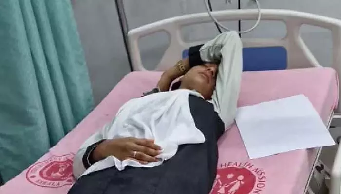 സ്വകാര്യ ബസ്സിന്റെ ഹൈഡ്രോളിക് ഡോറിനിടയില് കുടുങ്ങി വിദ്യാര്ഥിനിക്ക് പരിക്ക്; ബസ് നിര്ത്താന് തയ്യാറായില്ല; വിജനമായ സ്ഥലത്ത് ഇറക്കിവിട്ടെന്നും പരാതി സ്വകാര്യ ബസ്സിന്റെ ഹൈഡ്രോളിക് ഡോറിനിടയില് കുടുങ്ങി വിദ്യാര്ഥിനിക്ക് പരിക്ക്; ബസ് നിര്ത്താന് തയ്യാറായില്ല; വിജനമായ സ്ഥലത്ത് ഇറക്കിവിട്ടെന്നും പരാതി