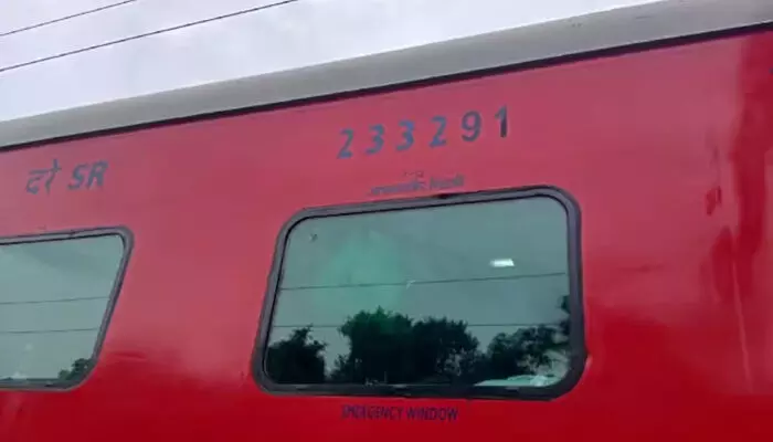 ട്രെയിനിന് നേരെ വീണ്ടും കല്ലേറ്; മംഗലാപുരത്തേക്കുള്ള മംഗള എക്‌സ്പ്രസിന്റെ ചില്ലുകള്‍ക്ക് പോറലുണ്ടായി