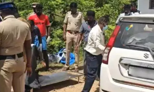 തമിഴ്‌നാട്ടിൽ ഉപേക്ഷിക്കപ്പെട്ട കാറിൽ കുടുംബത്തിലെ 5 പേരുടെ മൃതദേഹം കണ്ടെത്തി; വാഹനത്തിൽ നിന്നും കുറിപ്പ് കണ്ടെടുത്തു; കടക്കെണി കാരണമുണ്ടായ ആത്മഹത്യയെന്ന് സംശയം