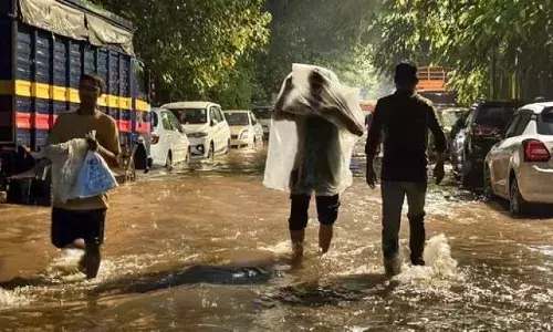 മുംബൈയിൽ ശക്തമായ മഴ; നാല് പേർ മരിച്ചു; താഴ്ന്ന പ്രദേശങ്ങളിൽ വെള്ളം കയറി; വിമാനങ്ങൾ വഴി തിരിച്ചുവിടുന്നു; മുന്നറിയിപ്പ് നൽകി അധികൃതർ
