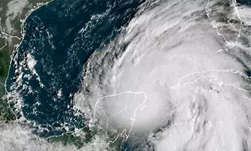 ഫ്ളോറിഡ തീരം ലക്ഷ്യമാക്കി ഹെലൻ ചുഴലിക്കാറ്റ്; മണിക്കൂറിൽ 140 കിലോമീറ്റർ വരെ വീശിയടിക്കും; അതീവ ജാഗ്രതയിൽ അമേരിക്ക; ജനങ്ങൾക്ക് മുന്നറിയിപ്പ് നൽകി മേയർ