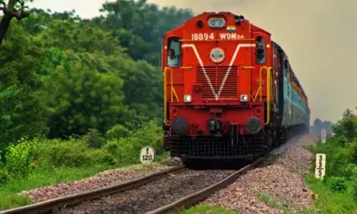 രാജ്യത്ത് വീണ്ടും ട്രെയിന്‍ അട്ടിമറി ശ്രമം? ഗുജറാത്തില്‍ റെയില്‍വേ പാളത്തില്‍ സ്ഥാപിച്ച ഇരുമ്പ് ദണ്ഡില്‍ ട്രെയിന്‍ ഇടിച്ചു; മണിക്കൂറുകളോളം ട്രെയിന്‍ ഗതാഗതം തടസപ്പെട്ടു