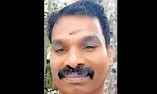 നിയന്ത്രണംവിട്ട ഓട്ടോറിക്ഷ പാടത്തെ ചതുപ്പിലേക്കു മറിഞ്ഞു; ചെളിയില്‍ തല താണ ഡ്രൈവര്‍ക്ക് ദാരുണാന്ത്യം