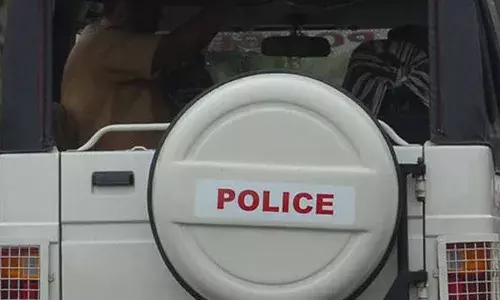 വസ്ത്രം മാറുന്നത് ഒളിഞ്ഞു നോക്കിയെന്ന് സ്‌കൂള്‍ വിദ്യാര്‍ത്ഥി; പോലിസ് അന്വേഷിച്ചു ചെന്നപ്പോള്‍ സ്വയം കഴുത്തറുത്ത് പ്രതി