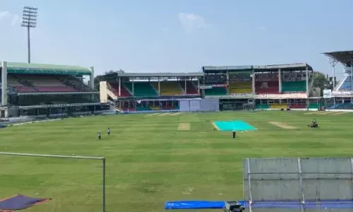 കനത്ത മഴയെ തുടര്‍ന്ന് ഫീല്‍ഡ് നനഞ്ഞു കിടക്കുന്നു; ഇന്ത്യ - ബംഗ്ലാദേശ് രണ്ടാം ക്രിക്കറ്റ് ടെസ്റ്റില്‍ ടോസ് വൈകുന്നു; ആരാധകർക്ക് നിരാശ