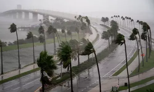 ഫ്ലോറിഡയെ വിറപ്പിച്ച് ഹെലൻ ചുഴലിക്കാറ്റ് കര തൊട്ടു; മണിക്കൂറിൽ 209 കിലോ മീറ്റർ വേഗം; സ്കൂളുകൾക്ക് അവധി നൽകി; വീടുകളിൽ വൈദ്യുതിബന്ധം നഷ്ടമായി; അതീവ ജാഗ്രത നിർദ്ദേശം നൽകി അധികൃതർ