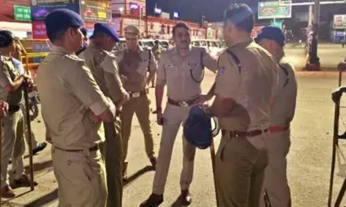 വ്യത്യസ്ത മത വിഭാഗക്കാരുടെ പ്രണയത്തെച്ചൊല്ലി വർഗീയ സംഘർഷം; റെയിൽവേ സ്റ്റേഷനിൽ രണ്ട് സമുദായ അംഗങ്ങൾ പരസ്യമായി ഏറ്റുമുട്ടി; പ്രതികൾക്കായുള്ള അന്വേഷണം ആരംഭിച്ച് പോലീസ്