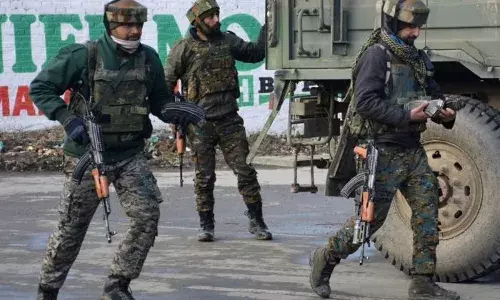 കശ്മീരിൽ സുരക്ഷാ സേനയും ഭീകരരും തമ്മിൽ വീണ്ടും ഏറ്റുമുട്ടൽ; കുൽഗാമിൽ രണ്ട് ഭീകരരെ വളഞ്ഞതായി സൈന്യം; തിരച്ചിൽ തുടരുന്നു