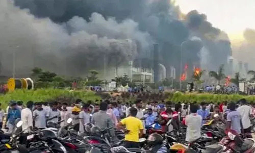 ഹൊസൂരിലെ ടാറ്റ ഇലക്ട്രോണിക്‌സ് നിര്‍മാണ യൂണിറ്റില്‍ വന്‍ തീപ്പിടിത്തം; അപകടത്തില്‍ വന്‍ നാശനഷ്ടം; ജീവനക്കാര്‍ സുരക്ഷിതര്‍