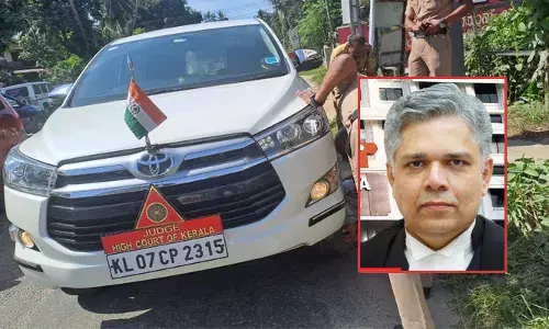 ജസ്റ്റിസ് ദേവന്‍ രാമചന്ദ്രന്റെ കാര്‍ അപകടത്തില്‍ പെട്ടു; തൃശൂര്‍ - കുന്നംകുളം റോഡില്‍ മുണ്ടൂരില്‍ വച്ച് വലിയ കുഴിയില്‍ വീണു; മുന്‍വശത്തെ ടയര്‍ പൊട്ടി; രക്ഷപ്പെട്ടത് തലനാരിഴയ്ക്ക്