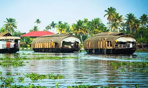 ഹൗസ്‌ബോട്ടില്‍ യാത്രക്കിടെ വാക്കു തര്‍ക്കം; കായലില്‍ ചാടി യുവതി: പിന്നാലെ രക്ഷിക്കാന്‍ ചാടിയ പിതാവിന് ദാരുണ മരണം