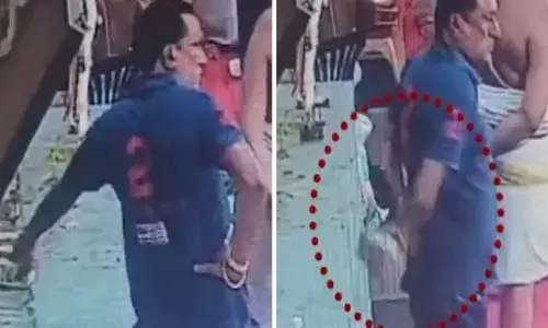 കാണിക്കവഞ്ചിയിലെ സംഭാവനകൾ എണ്ണുന്നതിനിടെ മോഷണം; നോട്ടുകെട്ടുകൾ കവറിലാക്കി കൊണ്ട്പോകുന്ന ദൃശ്യങ്ങൾ പുറത്ത്; ക്ഷേത്ര ജീവനക്കാർക്കെതിരെ ഭക്തരുടെ പ്രതിഷേധം