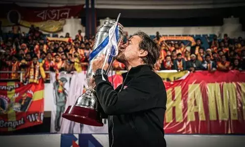 മൂന്നിൽ മൂന്നും പൊട്ടി; പരിശീലക സ്ഥാനമൊഴിഞ്ഞ് കാർലെസ് ക്വഡ്രാറ്റ്; ബിനോ ജോർജ് ഈസ്റ്റ് ബംഗാൾ എഫ് സിയുടെ താൽക്കാലിക കോച്ച്