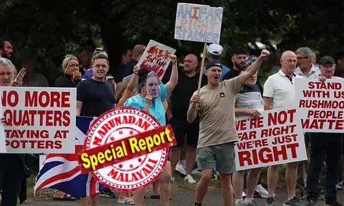 സൗത്ത് പോര്‍ട്ടില്‍ വംശീയ കലാപം പൊട്ടിപ്പുറപ്പെട്ടപ്പോള്‍ മുന്‍പില്‍ നിന്ന് അഭയാര്‍ത്ഥി ഹോട്ടലിന് നേരെ ആക്രമണം നടത്തി; 13 കാരി കുറ്റക്കാരിയെന്ന് കോടതി പറഞ്ഞപ്പോള്‍ അമ്മയുടെ തോളിലേക്ക് ചെരിഞ്ഞ് പൊട്ടിക്കരഞ്ഞു പെണ്‍കുട്ടി