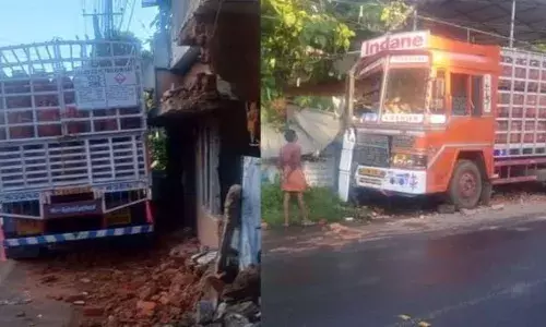കോട്ടയത്ത് ഗ്യാസ് സിലിണ്ടറുമായി വന്ന ലോറി നിയന്ത്രണം വിട്ട് വീട്ടിലേക്ക് ഇടിച്ചു കയറി; ഒതുക്കിയിട്ടിരുന്ന ഓട്ടോറിക്ഷയിൽ ഇടിച്ചു; ഡ്രൈവറെ പരിക്കുകളോടെ ആശുപത്രിയിൽ പ്രവേശിപ്പിച്ചു.