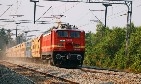 ലോക്കോ പൈലറ്റ് ഹോൺ മുഴക്കിയിട്ടും പിന്മാറിയില്ല; ഒടുവിൽ എമർജൻസി ബ്രേക്ക്; ട്രെയിനിനു മുന്നിൽ പെട്ട മധ്യവയസകനെ ലോക്കോ പൈലറ്റ് രക്ഷപ്പെടുത്തി; ആത്മഹത്യാ ശ്രമമെന്ന് സംശയം