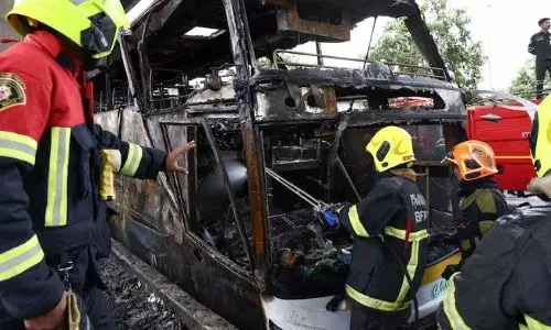 ബാങ്കോക്കിൽ സ്കൂൾ വിദ്യാർത്ഥികളുമായി പോയ ബസിന് തീപിടിച്ച് അപകടം; 20ഓളം പേർ വെന്ത് മരിച്ചു; ടയർ പൊട്ടി തൂണിലിടിച്ചാണ് അപകടം ഉണ്ടായതെന്ന് ദൃക്‌സാക്ഷികൾ