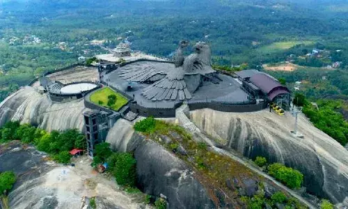 ചടയമംഗലത്തെ ജടായുപ്പാറയില്‍ ടിക്കറ്റ് എടുത്ത് കയറിയ സന്ദര്‍ശകരെ വിലക്കി; പ്രവേശനം നിഷേധിച്ച അധികൃതര്‍ 52,775 രൂപ നഷ്ടപരിഹാരം നല്‍കണമെന്ന് കണ്ണൂര്‍ ഉപഭോക്തൃ തര്‍ക്കപരിഹാര ഫോറത്തിന്റെ വിധി