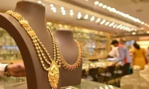 സംസ്ഥാനത്ത് വീണ്ടും സ്വർണവില വർധിച്ചു; പവന് 56,800 രൂപയായി ഉയർന്നു; പിടിതരാതെ തങ്ക വില