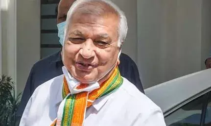 ഫോണ്‍ ചോര്‍ത്തലില്‍ ഒരാഴ്ച ആയിട്ടും റിപ്പോര്‍ട്ട് ലഭിച്ചിട്ടില്ല; സ്വര്‍ണക്കടത്ത് പണം ദേശവിരുദ്ധ പ്രവര്‍ത്തനങ്ങള്‍ക്ക് ഉപയോഗിച്ചെന്ന വിവരം ഗൗരവതരം; മുഖ്യമന്ത്രിയോട് റിപ്പോര്‍ട്ട് തേടിയെന്ന് ഗവര്‍ണ്ണര്‍