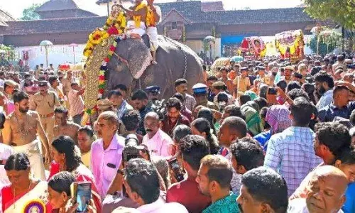 നവരാത്രി ആഘോഷങ്ങൾക്കായി പദ്മനാഭപുരത്തു നിന്ന് ഘോഷയാത്ര പുറപ്പെട്ടു; ഉടവാൾ കൈമാറി; വിഗ്രഹങ്ങൾക്ക് ഇന്ന് വരവേൽപ്പ്