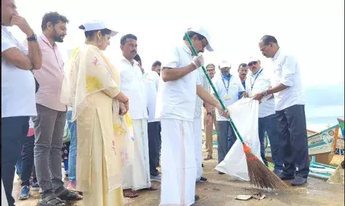സ്വച്ഛതാ ഹി സേവ ; കടല്ത്തീര ശുചീകരണം കേന്ദ്ര സഹമന്ത്രി ജോര്ജ് കുര്യന് ഉദ്ഘാടനം ചെയ്തു സ്വച്ഛതാ ഹി സേവ ; കടല്ത്തീര ശുചീകരണം കേന്ദ്ര സഹമന്ത്രി ജോര്ജ് കുര്യന് ഉദ്ഘാടനം ചെയ്തു