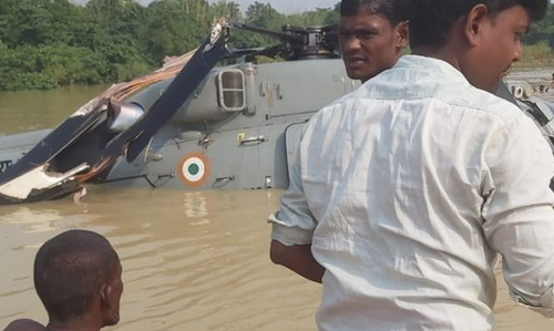 ബിഹാറിൽ ദുരിതാശ്വാസ സാമഗ്രികളുമായിയെത്തിയ ഹെലികോപ്റ്റർ അപകടത്തിൽപ്പെട്ടു; ഒരു ഭാഗം മുഴുവൻ വെള്ളത്തിൽ മുങ്ങി; പൈലറ്റടക്കമുള്ളവർ സുരക്ഷിതരെന്ന് അധികൃതർ