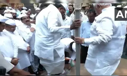 ദേശീയ പതാക കയ്യിലേന്തി കൊണ്ട് കോണ്‍ഗ്രസ് പ്രവര്‍ത്തകന്‍ സിദ്ധരാമയ്യയുടെ ഷൂ അഴിച്ചുമാറ്റി; ദേശീയ പതാകയെ അപമാനിച്ചെന്ന് ആരോപണം; കര്‍ണാടകയില്‍ വീണ്ടും വിവാദം