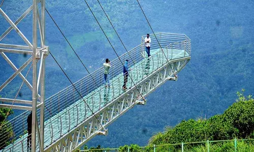 വാഗമണ്ണിലെ ചില്ലുപാലം അടച്ചിട്ട് മൂന്നു മാസം; കാലാവസ്ഥ അനുകൂലമായിട്ടും തുറക്കാന്‍ നടപടിയായില്ല: സഞ്ചാരികള്‍ക്ക് നിരാശ