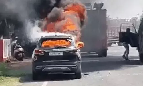 ഓടിക്കൊണ്ടിരുന്ന കിയ കാറിന് തീപിടിച്ച് അപകടം; ഡോറുകൾ ലോക്കായി; പുറത്തു കടക്കാനാവാതെ വ്യവസായി കാറിനുള്ളിൽ വെന്തുമരിച്ചു