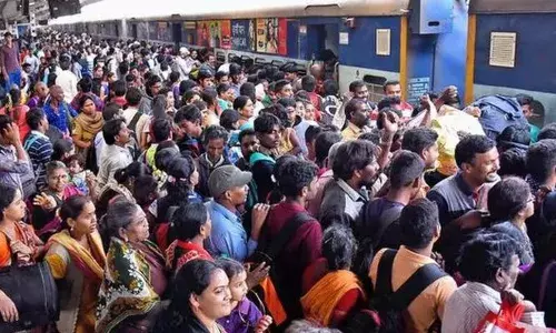 നവരാത്രി പൂജ അവധി; കേരളത്തിലേക്കുള്ള ടിക്കറ്റുകളെല്ലാം വിറ്റുതീർന്നിട്ടും സ്പെഷ്യൽ ട്രെയിനുകൾ അനുവദിച്ചില്ല; യാത്രക്കാരെ പ്രതിസന്ധിയിലാക്കി ദക്ഷിണ റെയിൽവേ