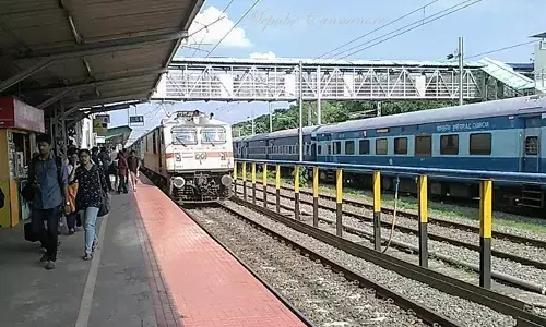 തീവണ്ടിയുടെ ശൗചാലയത്തില്‍ നാലര വയസ്സുകാരി കുടുങ്ങി; പൂട്ട് പൊളിച്ച് പുറത്തെത്തിച്ച് അധികൃതര്‍