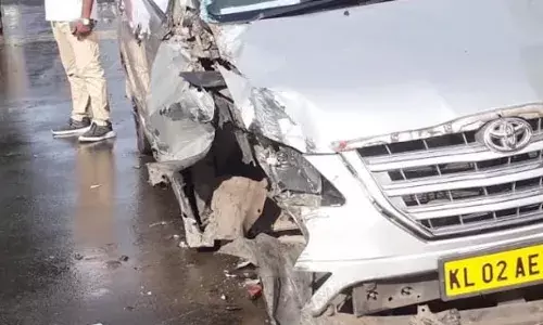 നിയന്ത്രണം വിട്ട ഇന്നോവ കാര്‍ ഇടിച്ചു തകര്‍ത്തത് മിനിലോറിയുടെ പിന്നിലെ ടയറും ഡീസല്‍ ടാങ്കും; ഡ്രൈവര്‍ ഉറങ്ങിയതാകാമെന്ന് പോലീസ്; തിരുവല്ലയിലെ അപകടത്തില്‍ രണ്ടു പേര്‍ക്ക് പരുക്ക്