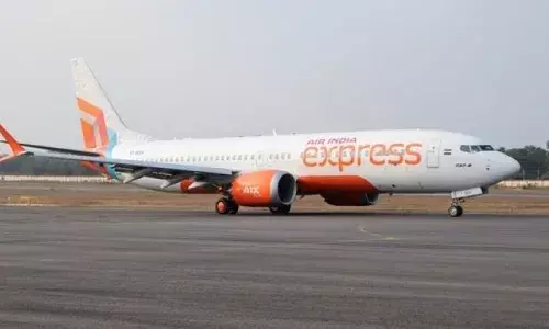 തിരുവനന്തപുരത്ത് എയർ ഇന്ത്യ എക്സപ്രസിൽ പുക; യാത്രക്കാരെ പുറത്തിറക്കി പരിശോധിക്കുന്നു; ആശങ്ക വേണ്ടെന്ന് അധികൃതർ