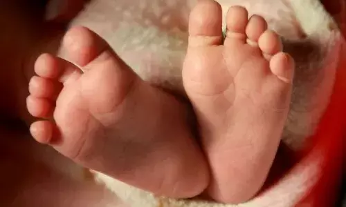 കുഞ്ഞിനെ വിൽക്കണമെന്ന ആവശ്യത്തിന് അമ്മ വഴങ്ങിയില്ല; പിന്നാലെ പിഞ്ചുകുഞ്ഞിനെ ഭിത്തിയിൽ അടിച്ച് കൊന്ന് പിതാവ്; കൊടുംക്രൂരത അരങേറിയത് ആന്ധ്രയിൽ