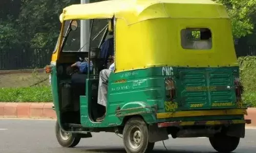 യാത്രക്കായി ഓൺലൈനിൽ ഓട്ടോ ബുക്ക് ചെയ്തു; താക്കോൽ വെക്കുന്ന സ്ഥലം മനസ്സിലാക്കിയ വനിതാ ഡ്രൈവർ തിരിച്ചെത്തി വീട് കൊള്ളയടിച്ചു; അധ്യാപകയുടെ വീട്ടിൽ നിന്നും കവർന്നത് ഒന്നരലക്ഷം രൂപയുടെ സ്വർണ്ണം