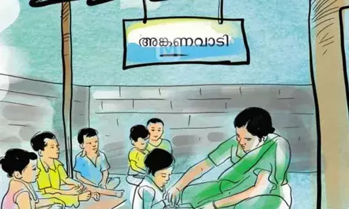 കണ്ണൂരില്‍ വീണു പരുക്കേറ്റ അങ്കന്‍വാടി കുട്ടിക്ക് ചികിത്സ നിഷേധിച്ചെന്ന് ആരോപണം: രണ്ട് ജീവനക്കാര്‍ക്ക് സസ്‌പെന്‍ഷന്‍