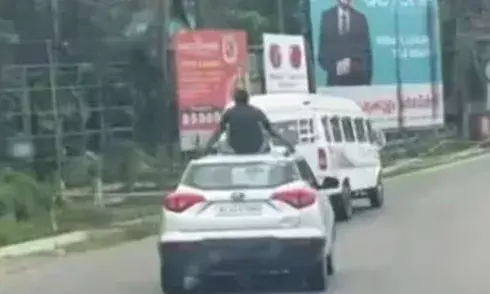 മൂന്നാറില്‍ നിന്ന് മടങ്ങവേ കാറിന് മുകളില്‍ കയറിയിരുന്ന് യുവാവിന്റെ സാഹസിക യാത്ര; ദൃശ്യങ്ങള്‍ പകര്‍ത്തിയതോടെ കാര്‍ തടഞ്ഞിട്ട് ഭീഷണി