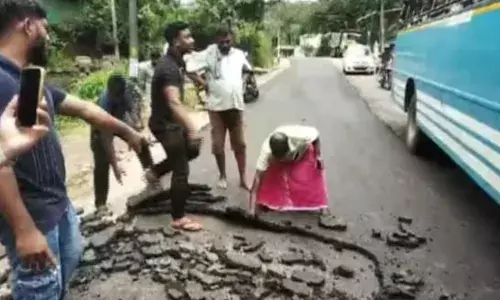 കനത്ത മഴയെ അവഗണിച്ച് ടാറിംഗ്, റോഡ് മണിക്കൂറുകള്‍ക്കകം പൊളിഞ്ഞു: പ്രതിഷേധിച്ച് നാട്ടുകാര്‍