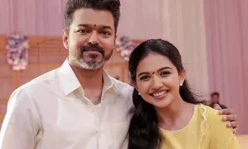 എ ഫാന്‍ ഗേള്‍ മൊമെന്റ് ; വിജയക്കൊപ്പമുള്ള ചിത്രങ്ങള്‍ പങ്കുവെച്ച് മമിത: നന്ദി പറഞ്ഞ് താരം