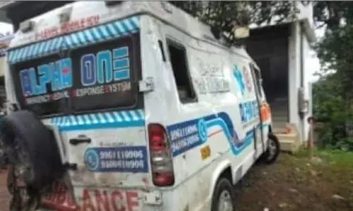 കോട്ടയത്ത് രോഗിയുമായി പോയ ആംബുലൻസ് നിയന്ത്രണം വിട്ട് വീട്ടിലേക്ക് ഇടിച്ച് കയറി; രോഗി രക്തസ്രാവത്തെ തുടർന്ന് മരിച്ചു