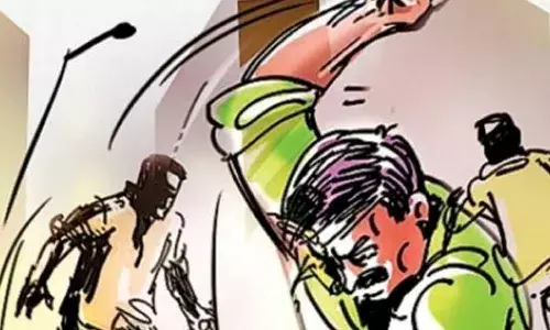 പണം കൈമാറുന്നതിനിടെ തർക്കം; പിന്നാലെ പെട്രോള്‍ പമ്പ് ജീവനക്കാരെ ക്രൂരമായി തല്ലിച്ചതച്ച് യുവാവ്; സംഭവം താമരശ്ശേരിയിൽ