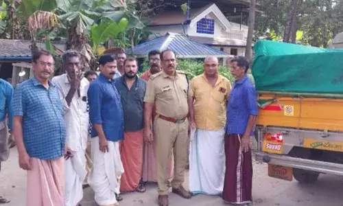 സ്ഥിരമായി പാടത്ത് അറവുമാലിന്യം വലിച്ചെറിയുന്നു; സിസിടവി നിരീക്ഷണത്തിലൂടെ നാട്ടുകാർ വാഹനം തിരിച്ചറിഞ്ഞു; ലോറി കൈയ്യോടെ പിടികൂടി പോലീസിലേല്‍പ്പിച്ചു