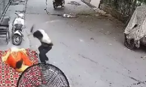 നടപ്പാതയിൽ മൂത്രം ഒഴിച്ചത് ചോദ്യം ചെയ്തു; പിന്നാലെ യുവാവിനെ ക്രൂരമായി മർദിച്ചു; പ്രതിയെ അറസ്റ്റ് ചെയ്ത് ജാമ്യത്തിൽ വിട്ടു; സംഭവം ഡൽഹിയിൽ