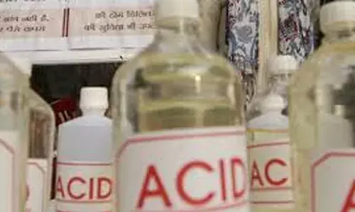 ഭീഷണിപ്പെടുത്തിയ മുന്‍കാമുകന്റെ മുഖത്ത് യുവതി ആസിഡ് ഒഴിച്ചു; ഗുരുതരമായി പരിക്കേറ്റ് യുവാവ്