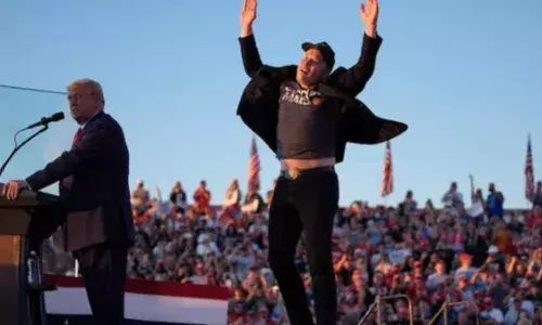 ട്രംപ് വെടിയേറ്റാലും മുഷ്ടി ചുരുട്ടി വിജയം നേടുന്നയാള്‍; ജോ ബൈഡന്‍ വിമാനത്തിന്റെ സ്റ്റെപ് പോലും കയറാന്‍ കഴിവില്ലാത്തയാള്‍; ബട്ട്‌ലറിലെ തിരഞ്ഞെടുപ്പ് വേദിയില്‍ ട്രംപിന് വേണ്ടി പരസ്യമായി വോട്ട് ചോദിച്ച് ഇലോണ്‍ മസ്‌ക്